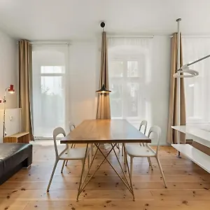 Mooeve Friedrichs Berlin